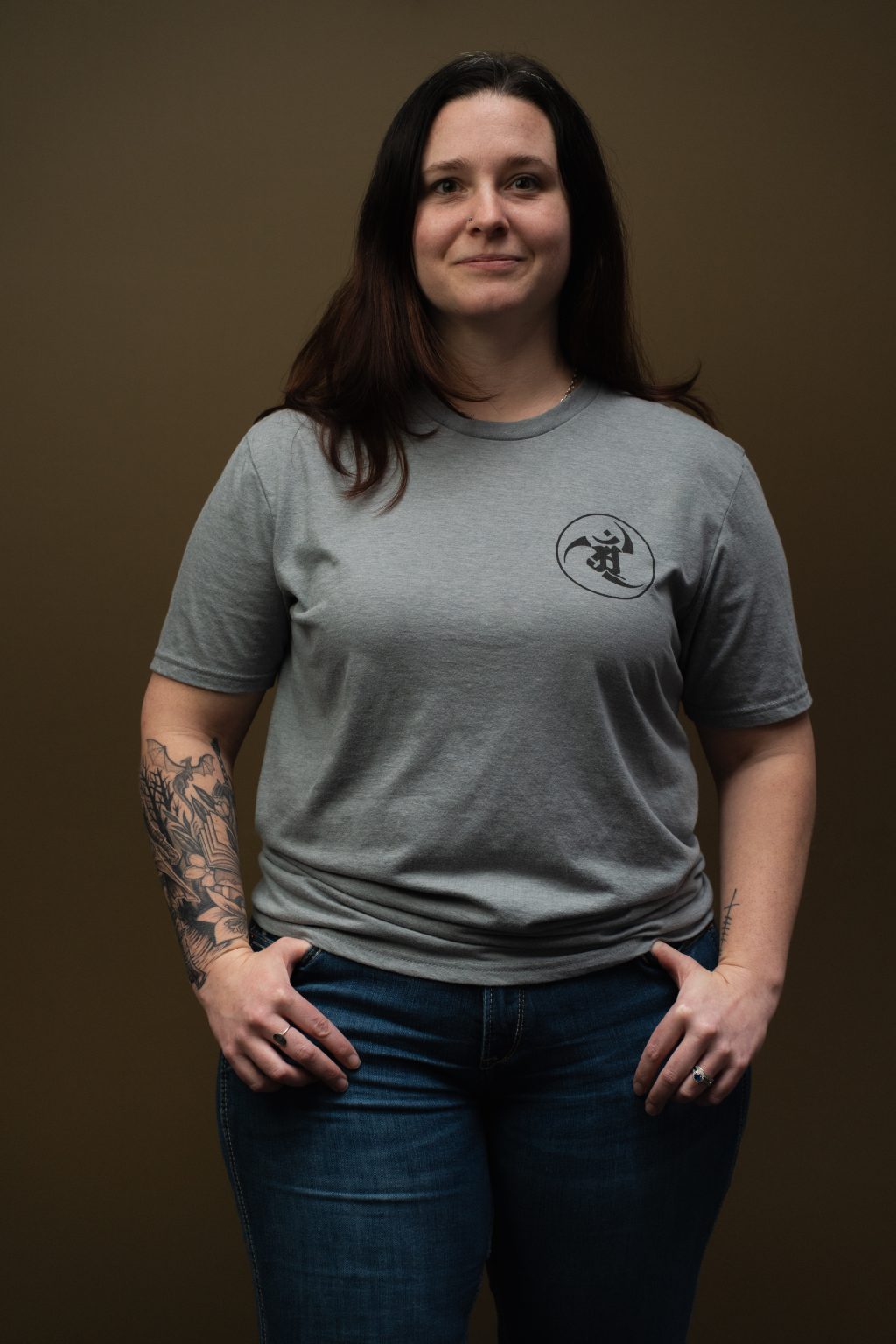 ANR Design T-Shirt in grey with breast logo.